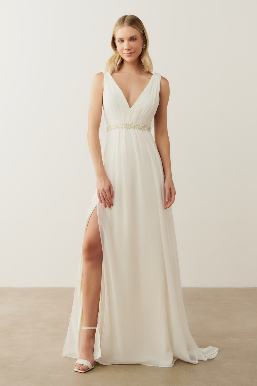 Vestido de Festa Longo com Decote em V, Cinto Bordado e Fenda - Elis Off White