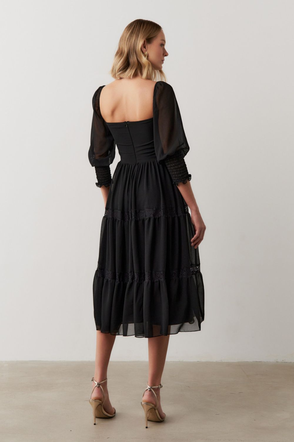 Vestido Midi com Detalhe em Renda Guipir  - Aiko Preto