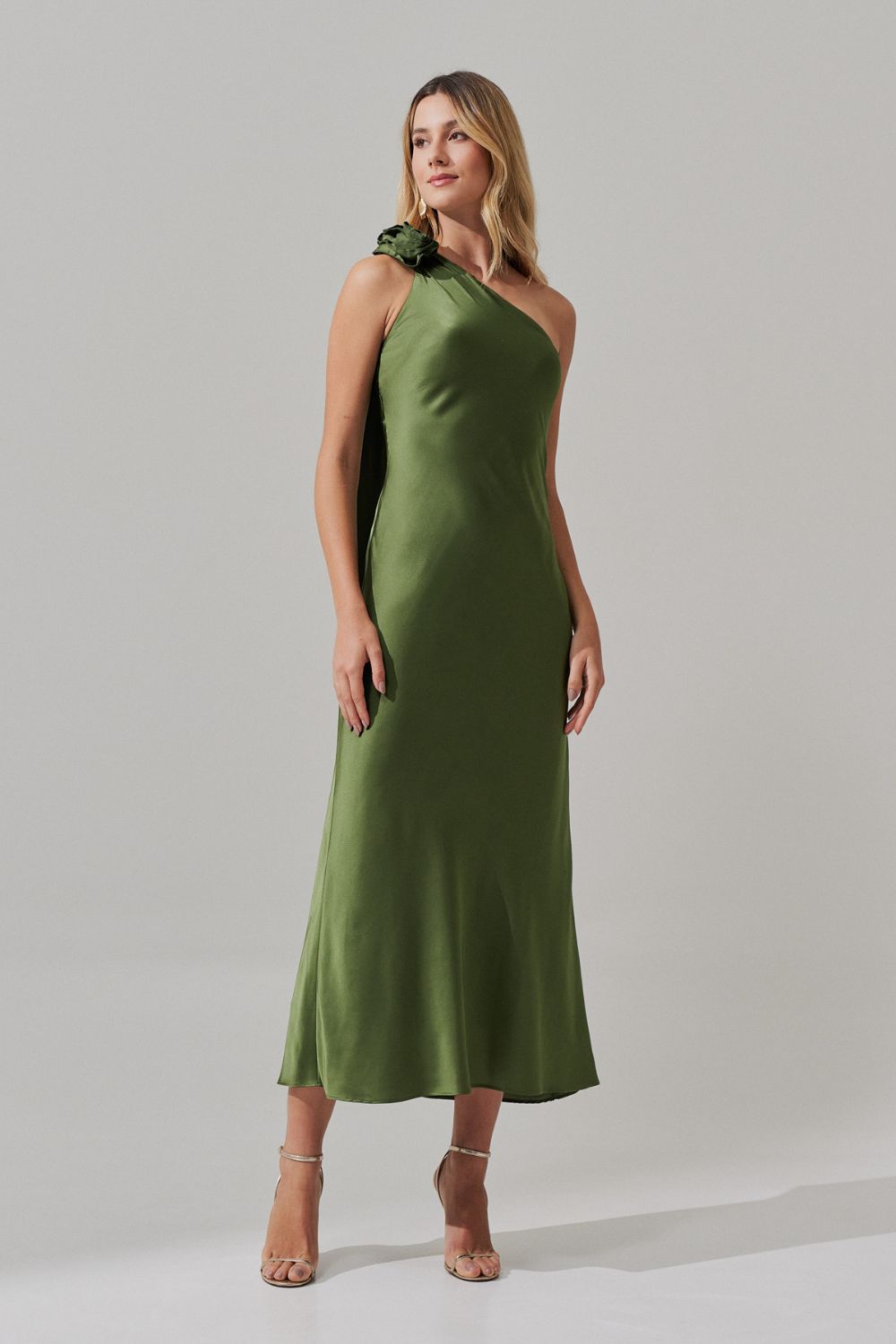 Vestido Long Midi com Decote Assimétrico e Flor Removível - Santa Fé Oliva