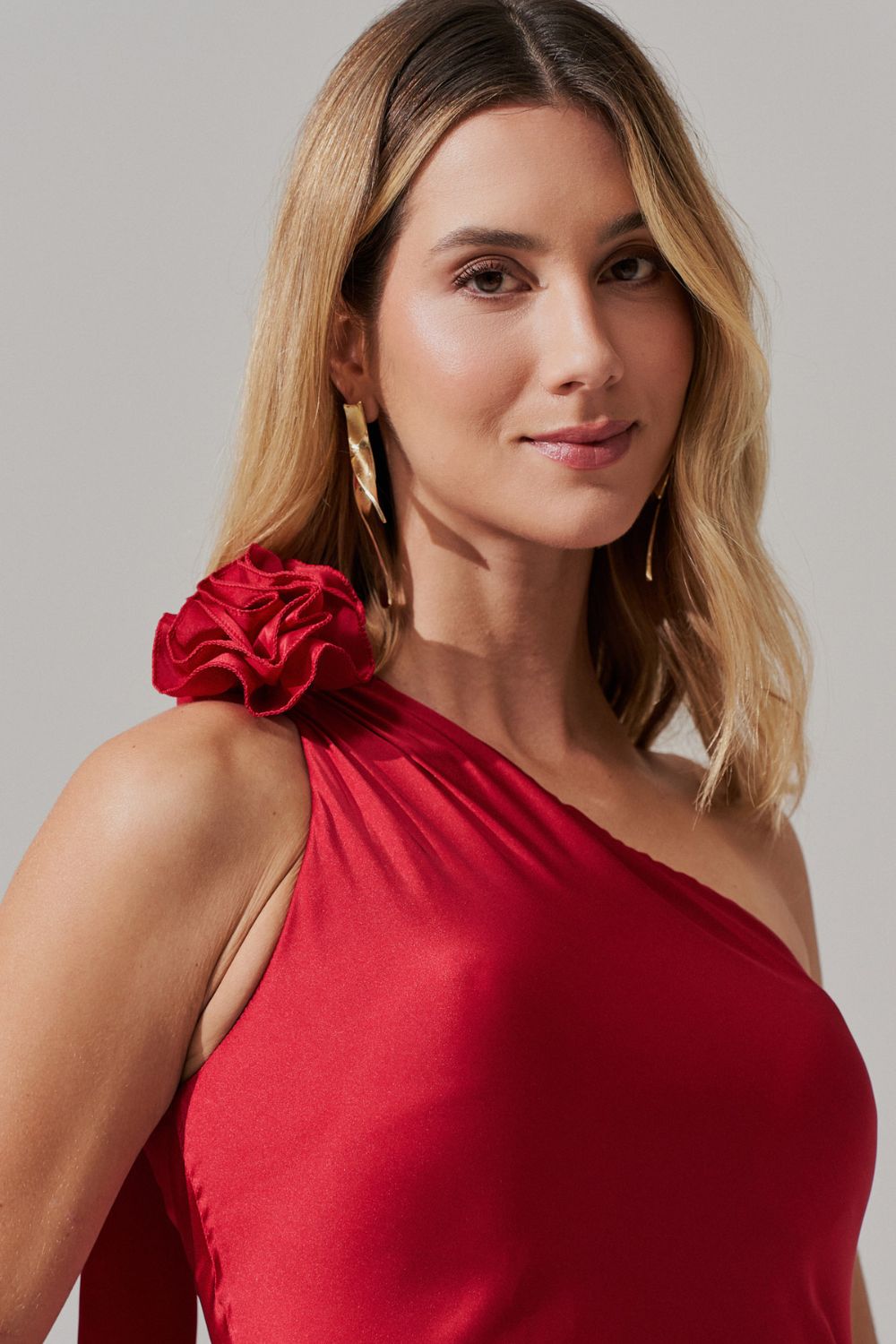 Vestido Long Midi com Decote Assimétrico e Flor Removível - Santa Fé Vermelho