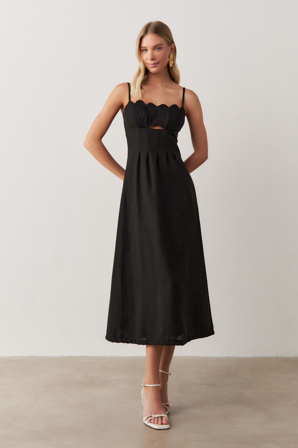 Vestido Long Midi com Decote Estruturado e Recorte Frontal - Libéria Preto