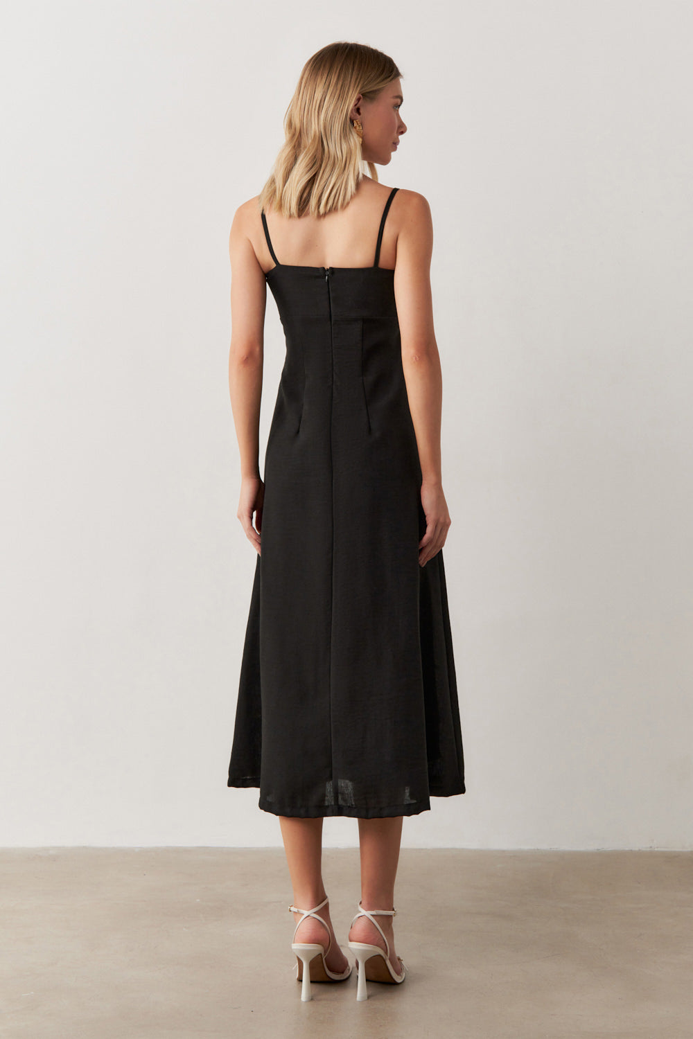 Vestido Long Midi com Decote Estruturado e Recorte Frontal - Libéria Preto