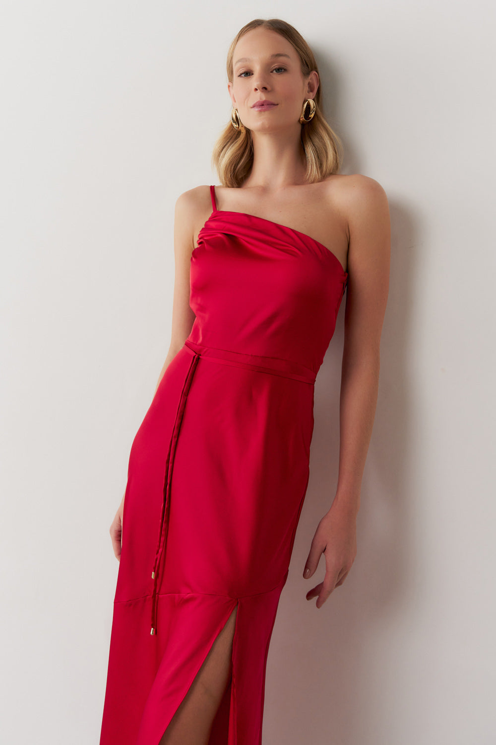 Vestido Long Midi Ombro Único em Cetim com Fenda Lateral - Jordânia Vermelho