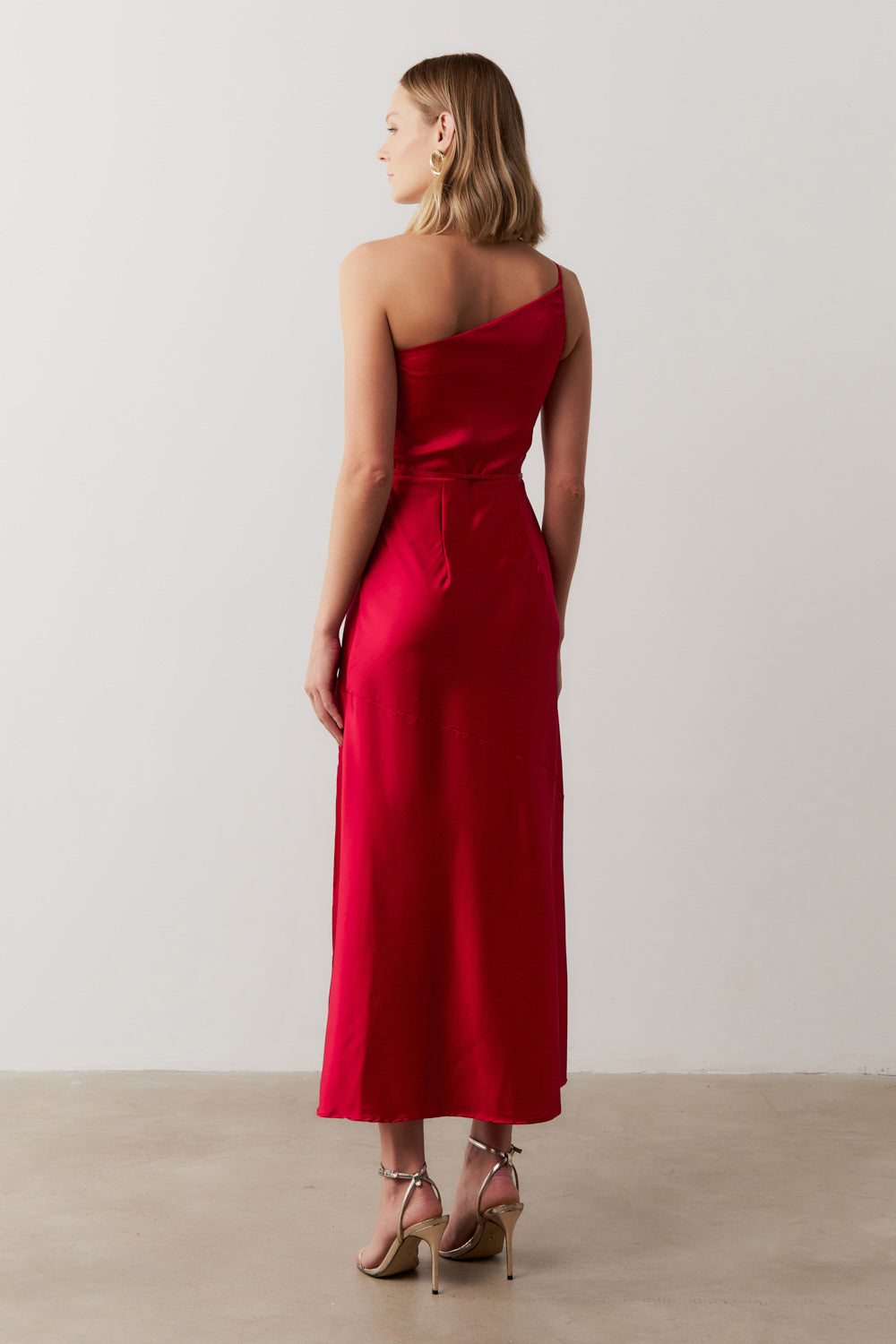 Vestido Long Midi Ombro Único em Cetim com Fenda Lateral - Jordânia Vermelho