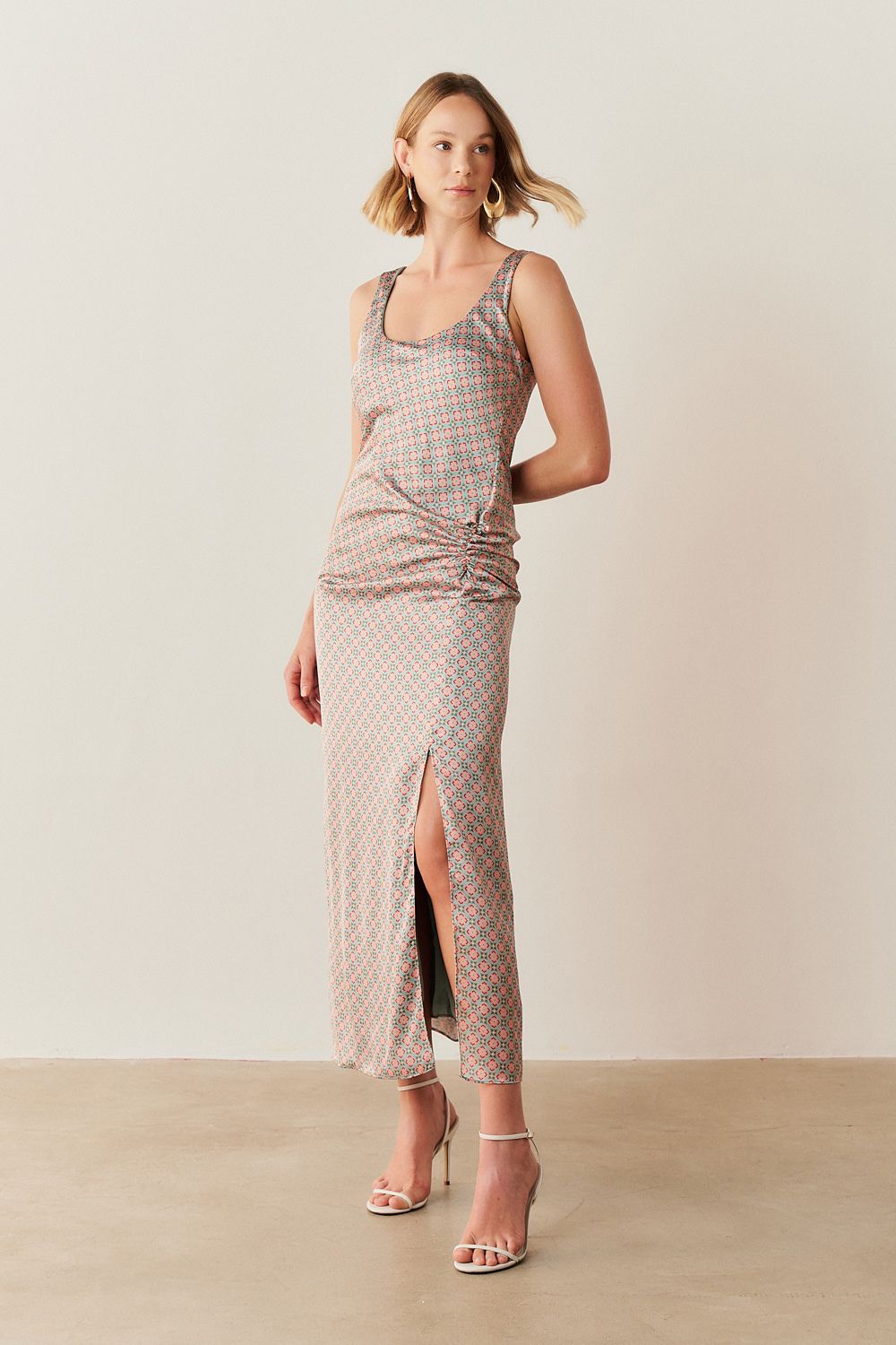 Vestido Long Mídi em Cetim Estampado com Decote Regata, Franzido Lateral e Fenda - índia Azul