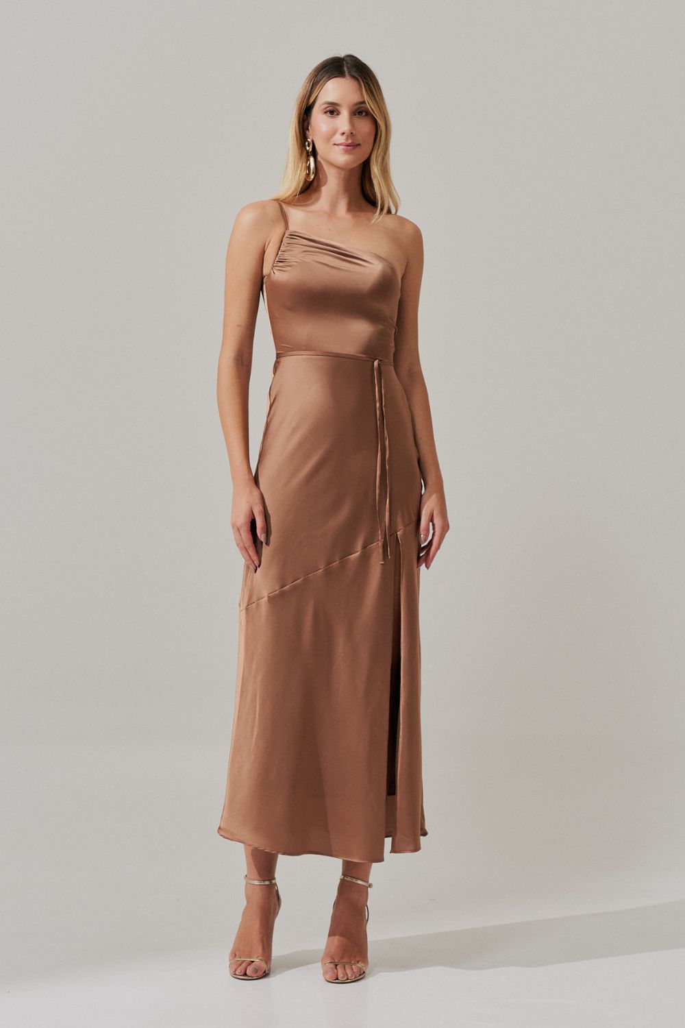 Vestido Long Midi Ombro Único em Cetim com Fenda Lateral - Jordânia Mocha