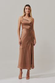 Vestido Long Midi Ombro Único em Cetim com Fenda Lateral - Jordânia Mocha