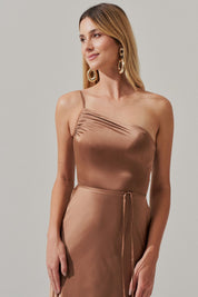 Vestido Long Midi Ombro Único em Cetim com Fenda Lateral - Jordânia Mocha