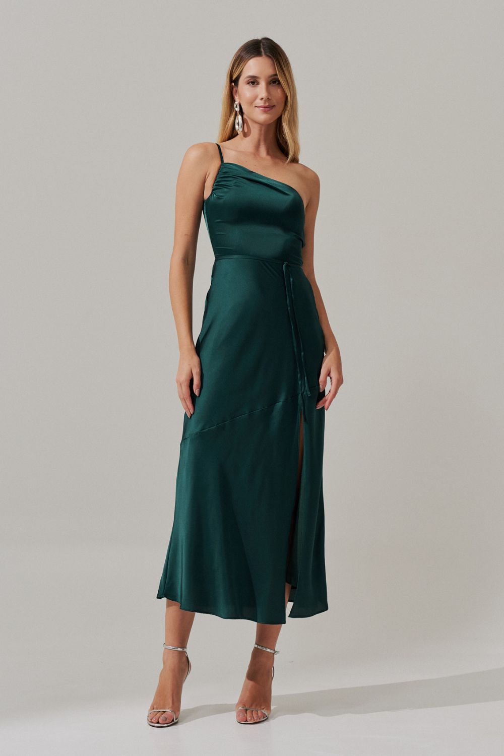 Vestido Long Midi Ombro Único em Cetim com Fenda Lateral - Jordânia Verde Bandeira