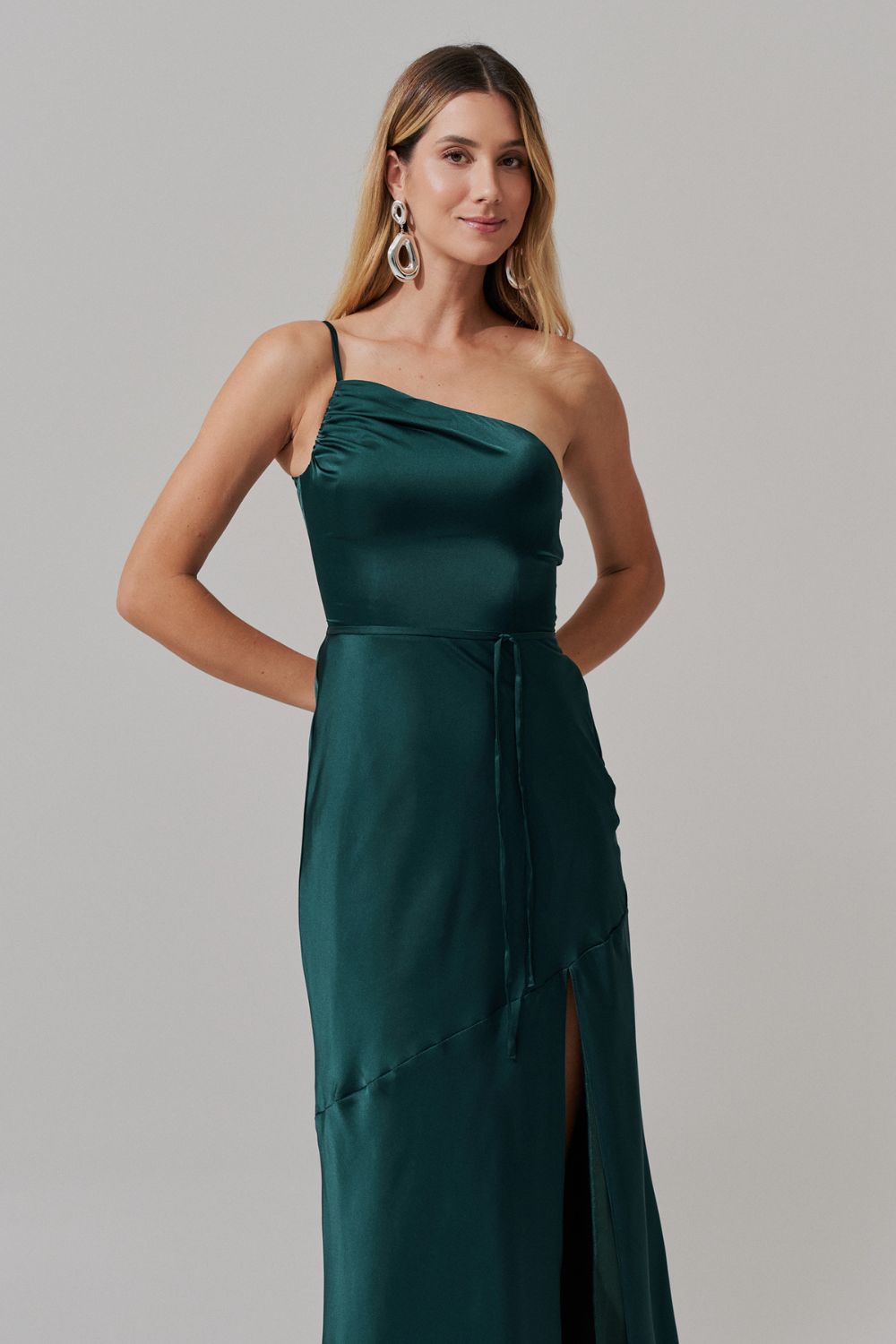 Vestido Long Midi Ombro Único em Cetim com Fenda Lateral - Jordânia Verde Bandeira