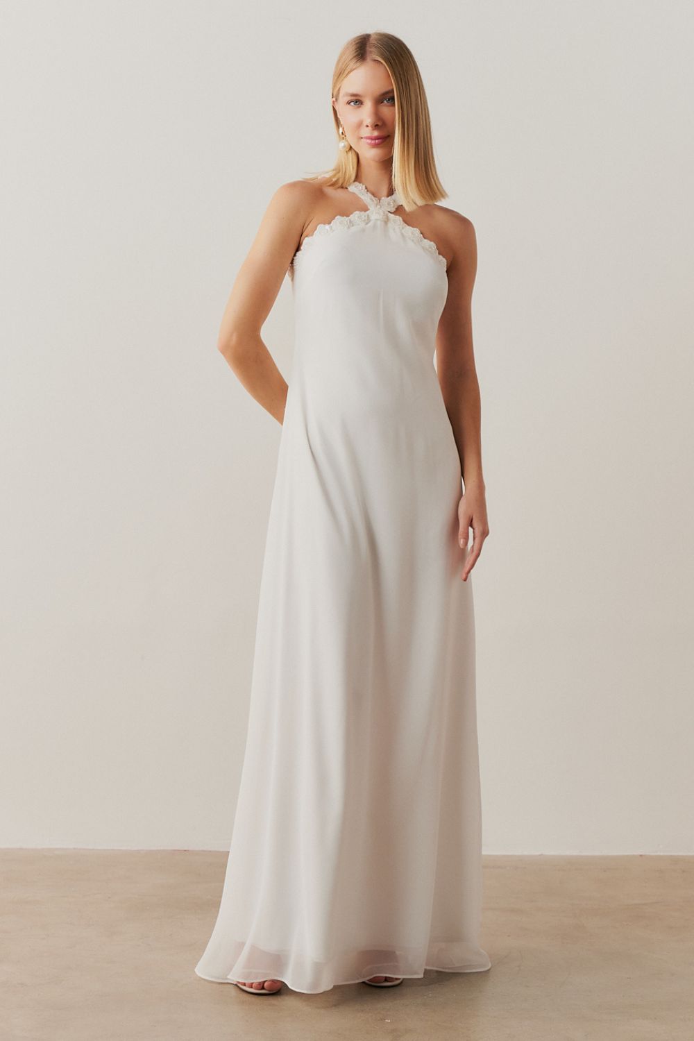 Vestido Longo com Decote Alto e Alças de Renda Bordada - Hungria Off White