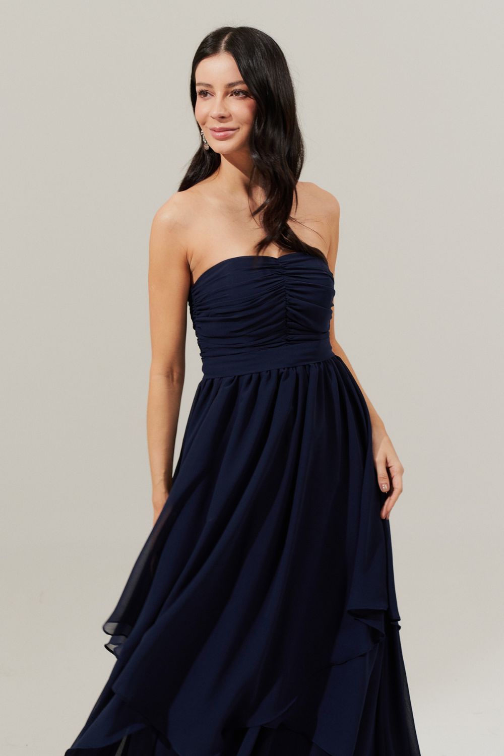 Vestido Longo com Busto Drapeado, Saia com Babados Assimétricos e Alça removível - Noruega Marinho