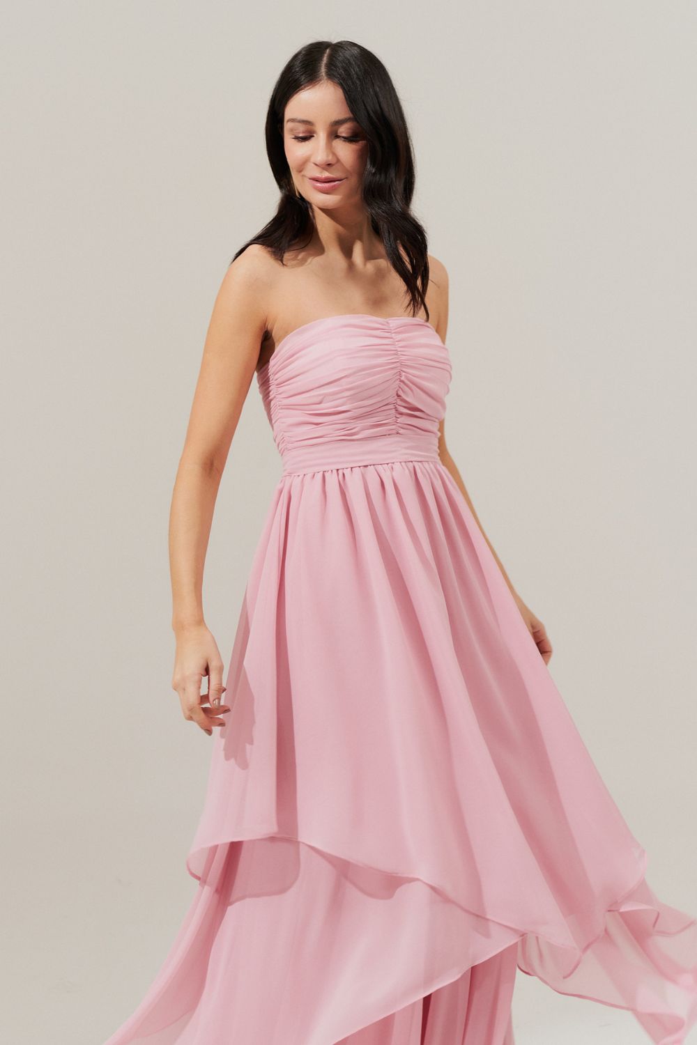 Vestido Longo com Busto Drapeado, Saia com Babados Assimétricos e Alça removível - Noruega Rosa