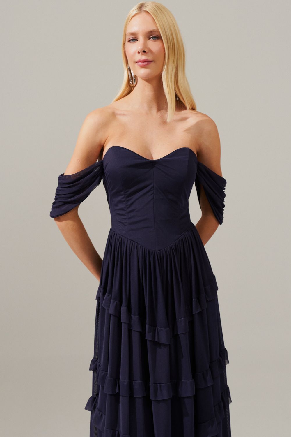 Vestido Longo com Busto Estruturado, Mangas Caídas e Saia com Babados - Bari Azul Marinho