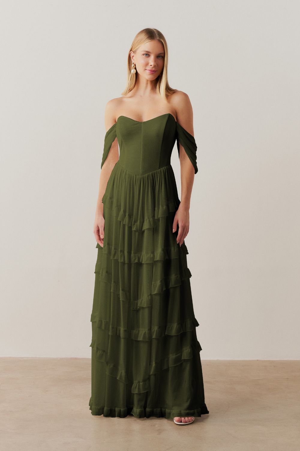 Vestido Longo com Busto Estruturado, Mangas Caídas e Saia com Babados - Bari Oliva