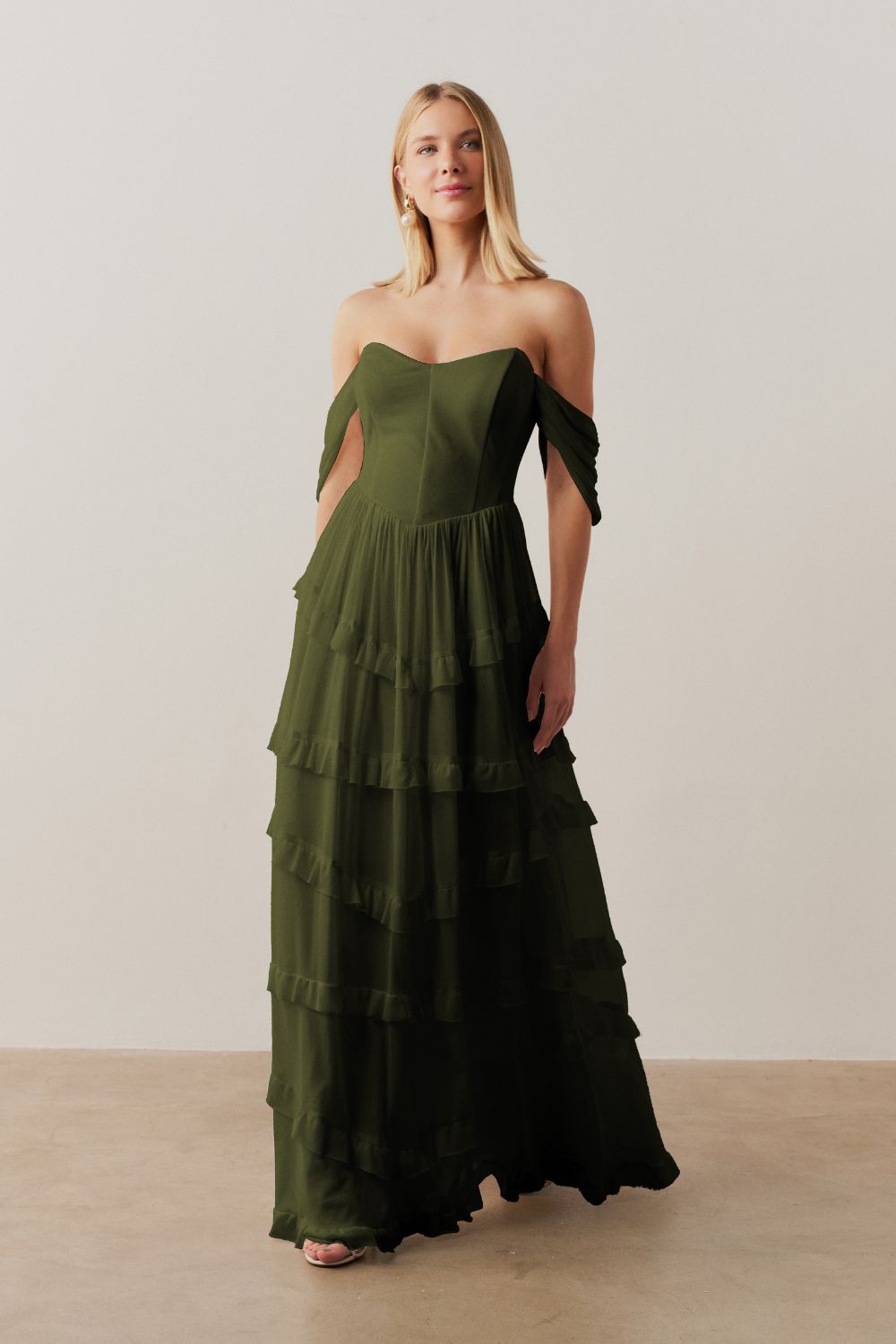 Vestido Longo com Busto Estruturado, Mangas Caídas e Saia com Babados - Bari Oliva