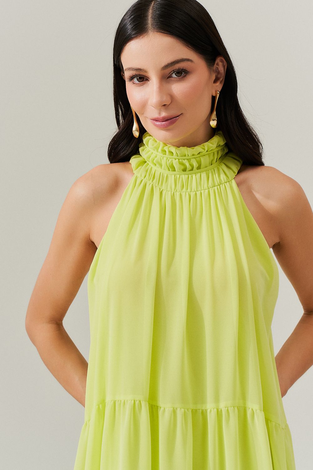 Vestido Longo com Decote Alto, Saia Fluída e Leves Franzidos - Nadine Lima