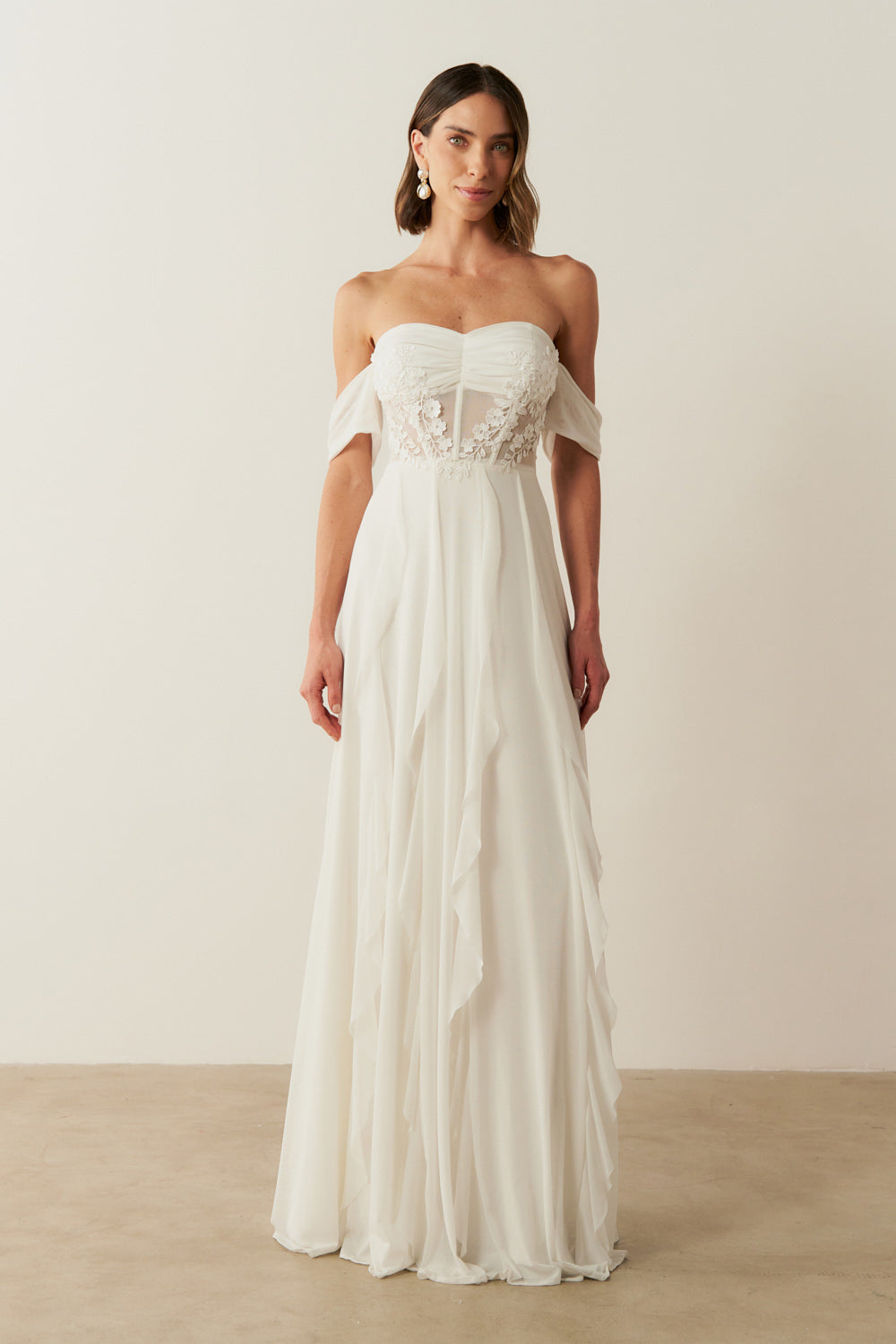 Vestido Longo com Decote Coração Drapeado e Detalhes em Renda - Veneza Off White