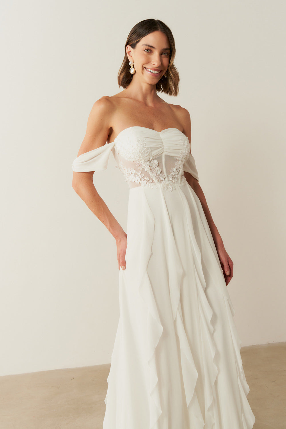 Vestido Longo com Decote Coração Drapeado e Detalhes em Renda - Veneza Off White