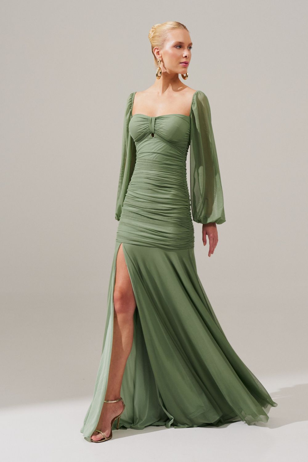 Vestido Longo com Decote Coração, Manga Longa e Fenda Lateral - Zuri Oliva Claro