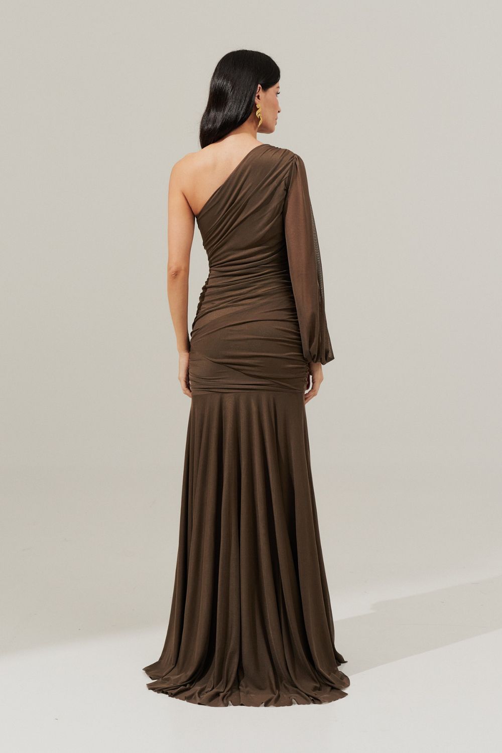 Vestido Longo com Decote de Ombro Único, Drapeados e Shape Sereia - Amsterdã Marrom