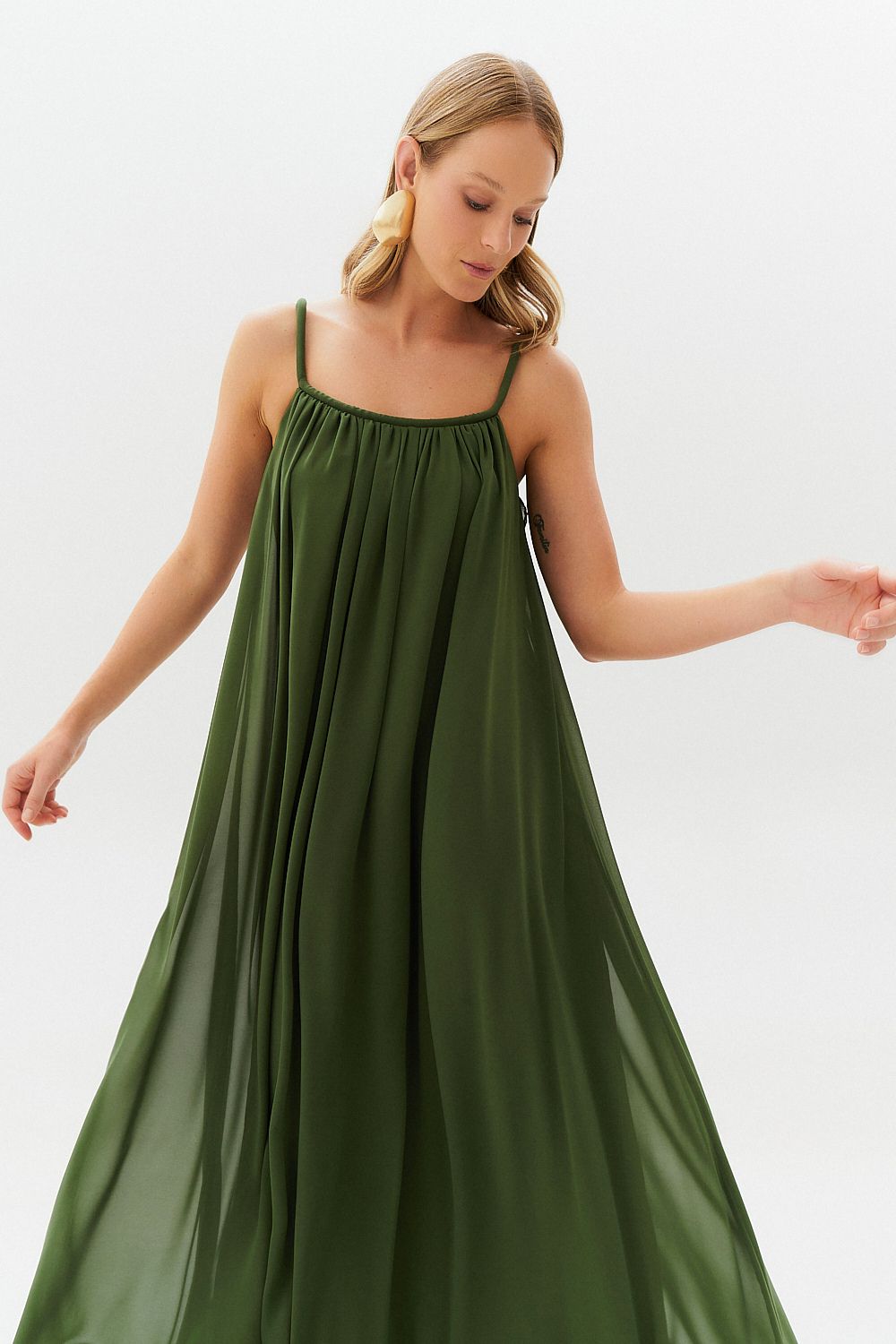 Vestido Longo com Decote Profundo nas Costas e Babado - Denale Oliva