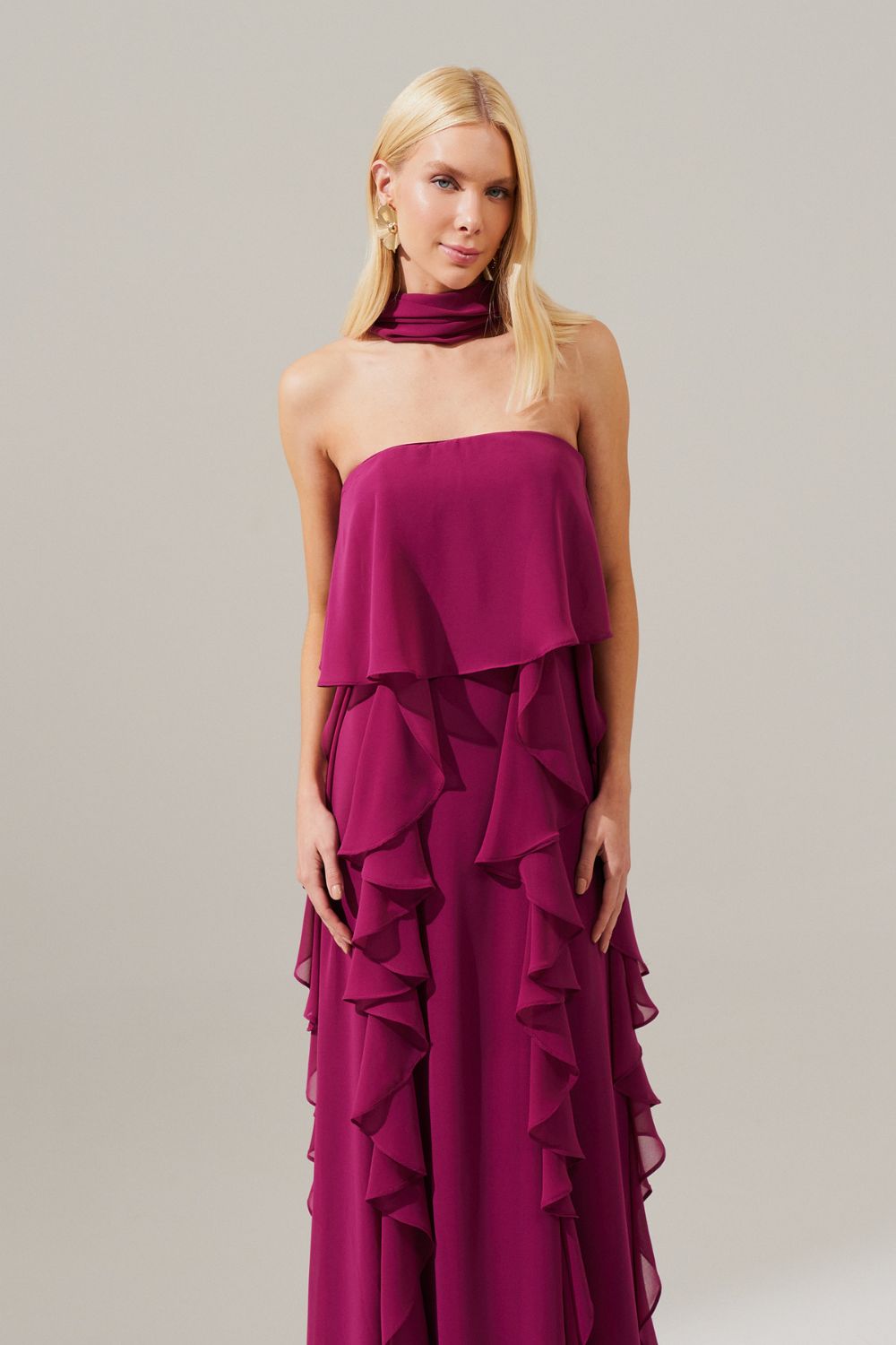 Vestido Longo com Decote Reto, Babados na Saia e Echarpe - Catalunha Fúcsia