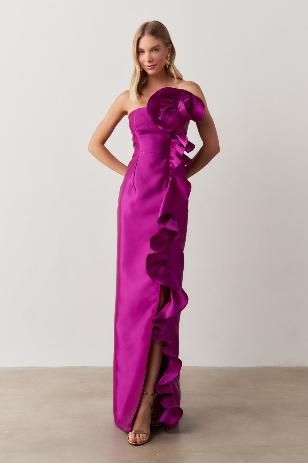 Vestido Longo com Decote Reto, Detalhe em Flor e Babado Frontal - Estocolmo Fúcsia