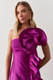 Vestido Longo com Decote Reto, Detalhe em Flor e Babado Frontal - Estocolmo Fúcsia