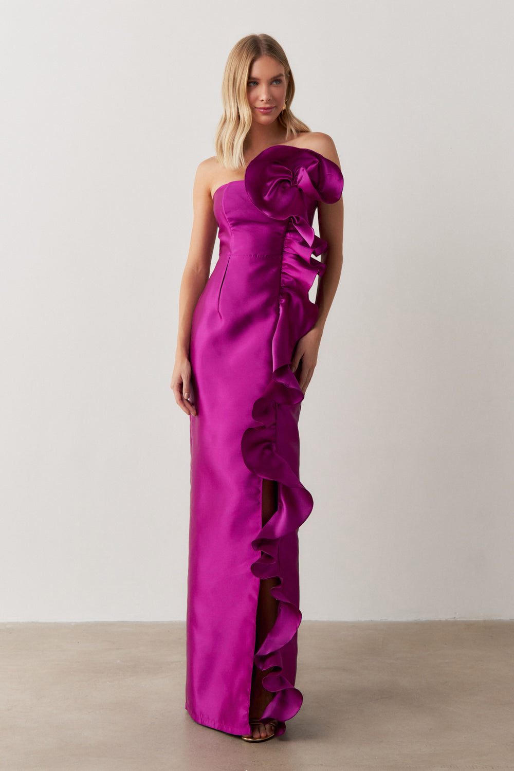 Vestido Longo com Decote Reto, Detalhe em Flor e Babado Frontal - Estocolmo Fúcsia