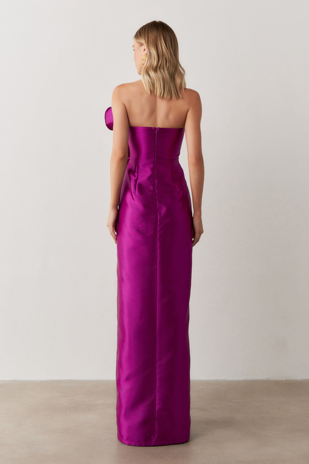 Vestido Longo com Decote Reto, Detalhe em Flor e Babado Frontal - Estocolmo Fúcsia