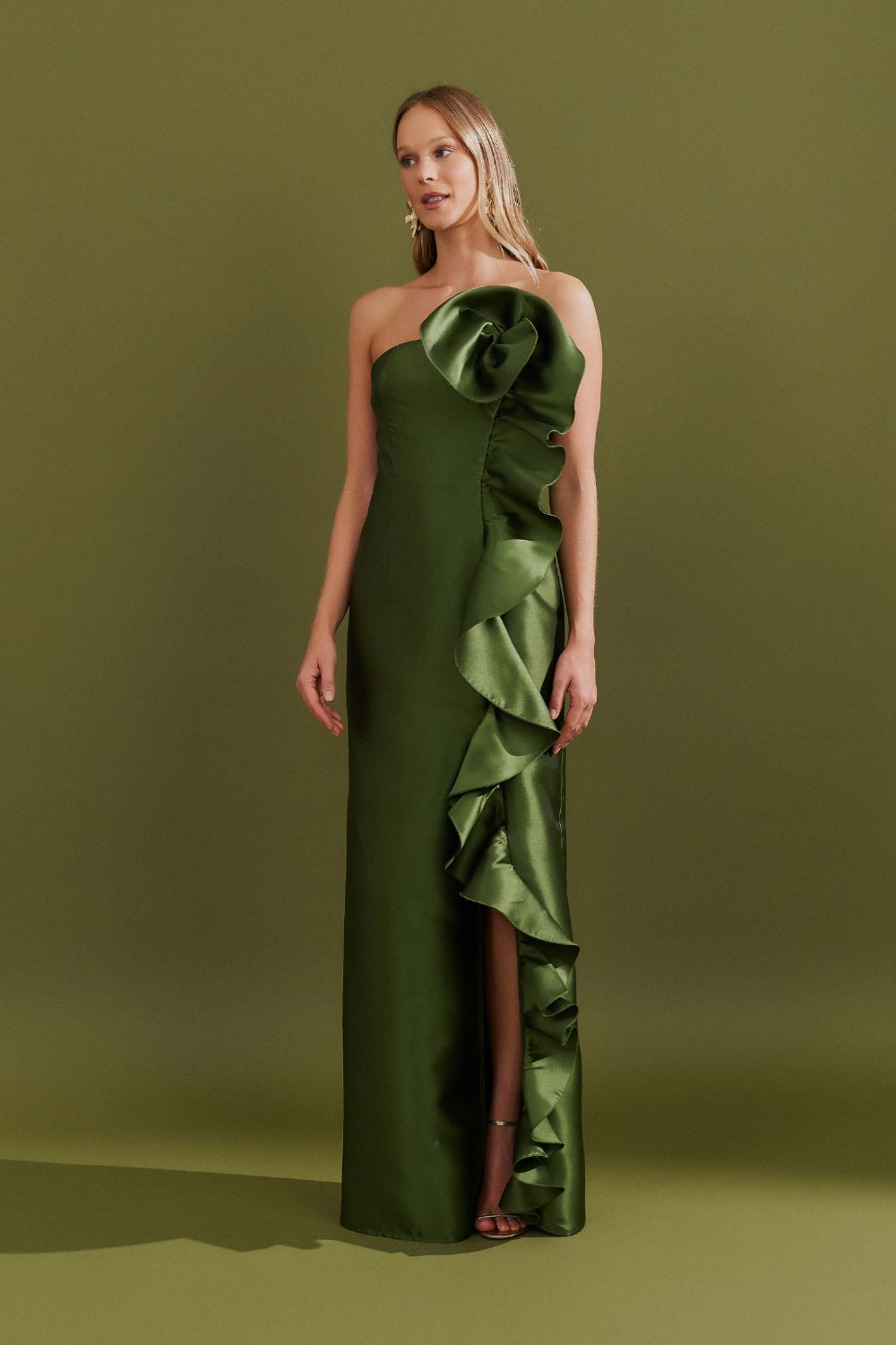 Vestido Longo com Decote Reto, Detalhe em Flor e Babado Frontal - Estocolmo Oliva