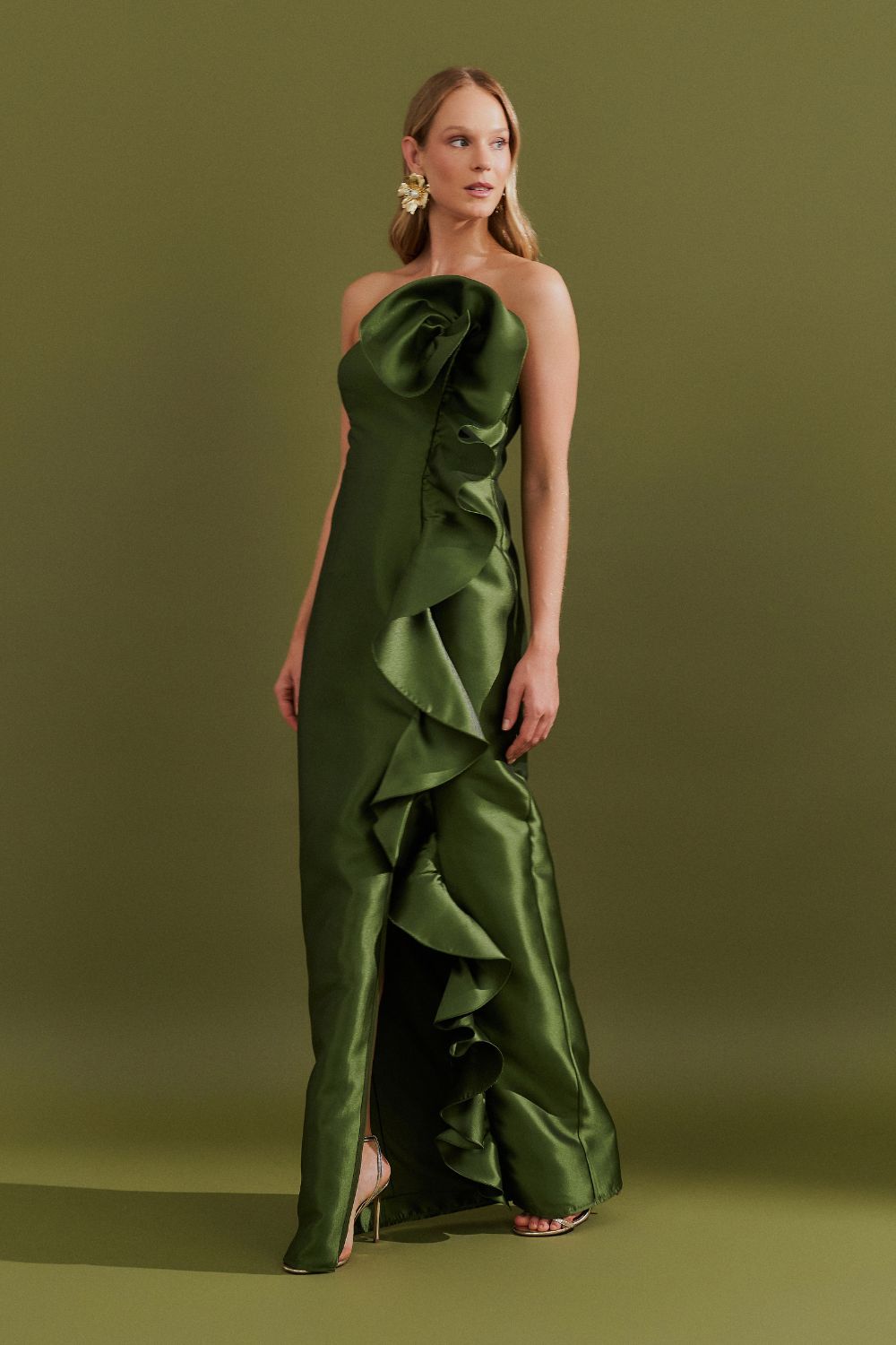 Vestido Longo com Decote Reto, Detalhe em Flor e Babado Frontal - Estocolmo Oliva