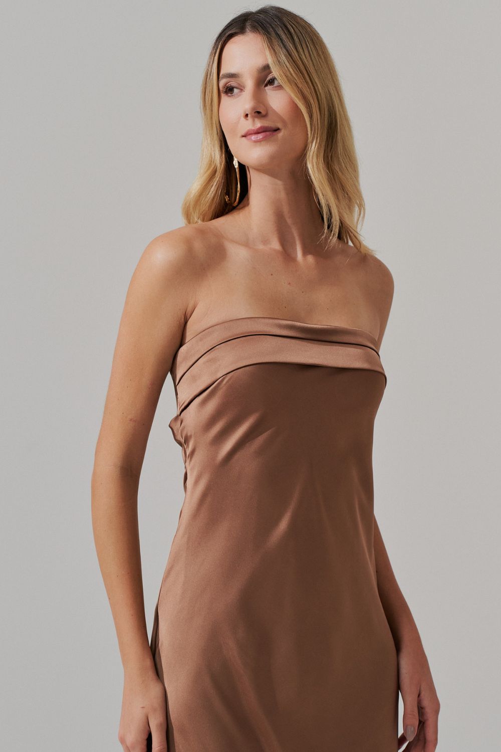 Vestido Longo com Decote Reto e Decote Profundo nas Costas - Marbella Mocha