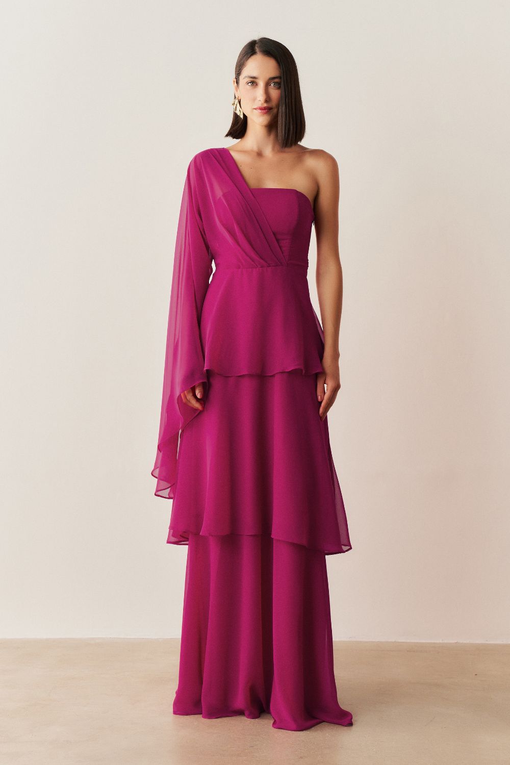 Vestido Longo com Decote Reto, Manga Longa Flare e Saia em Camadas - Austin Fúcsia