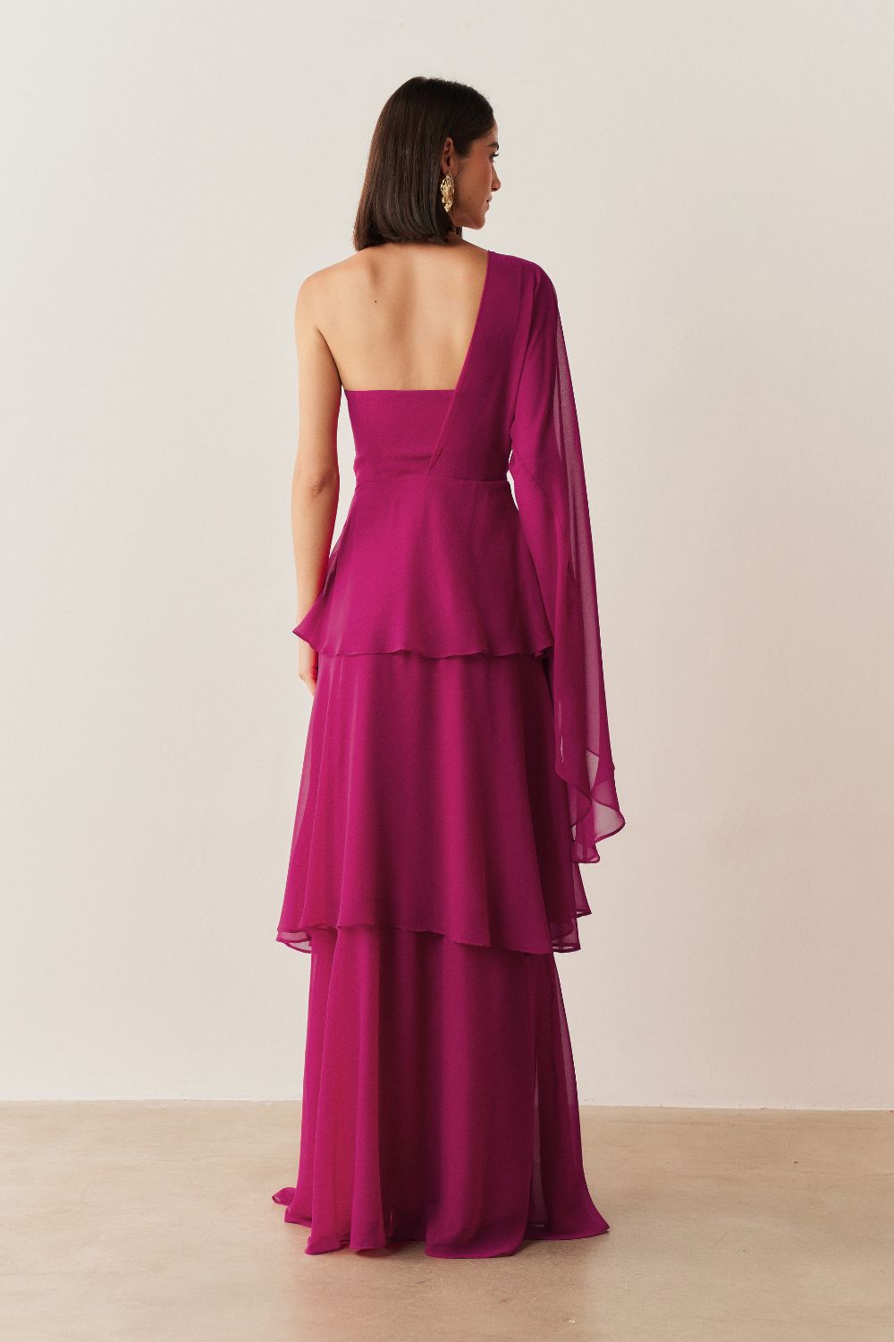 Vestido Longo com Decote Reto, Manga Longa Flare e Saia em Camadas - Austin Fúcsia