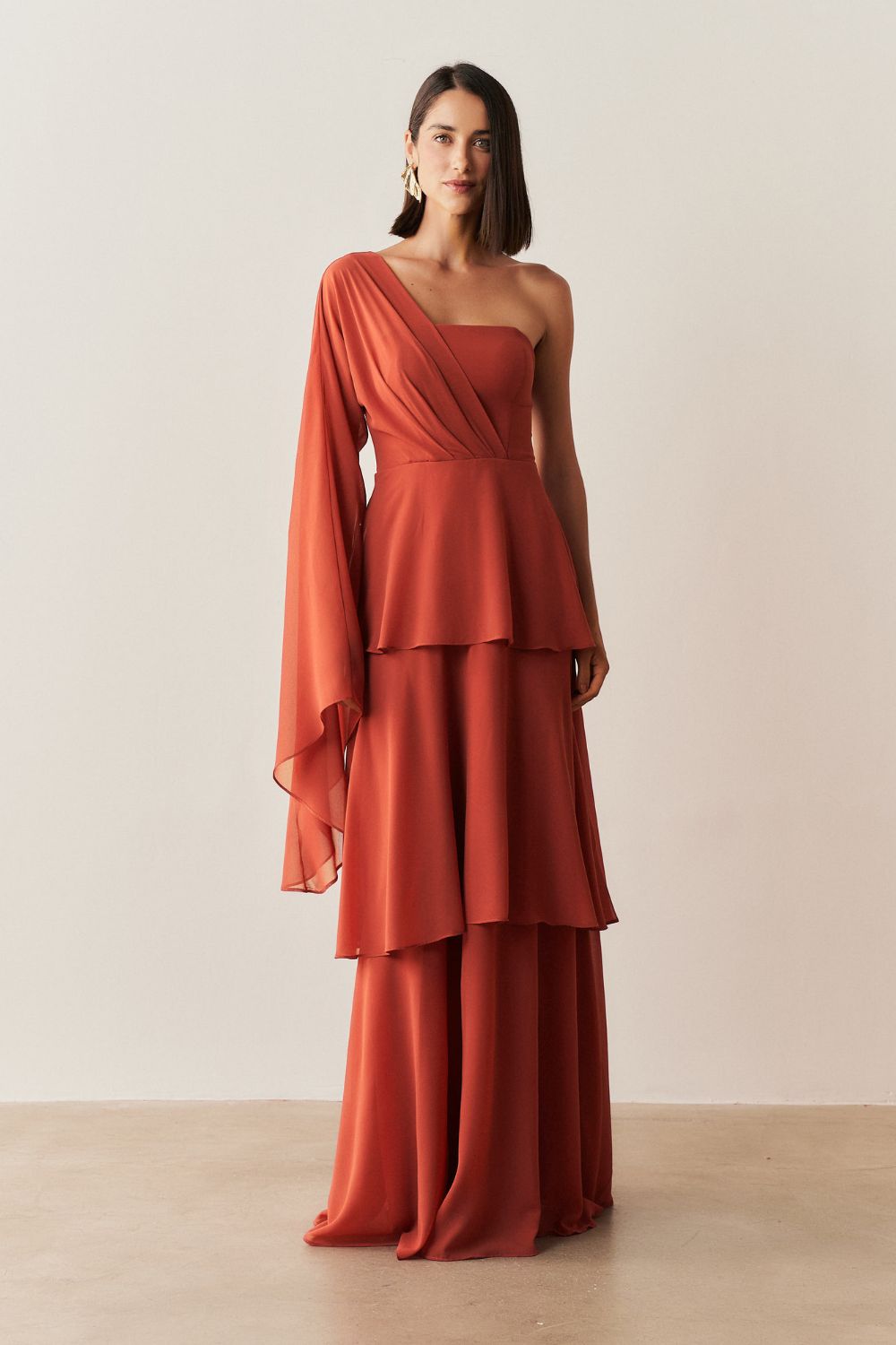 Vestido Longo com Decote Reto, Manga Longa Flare e Saia em Camadas - Austin Terracota