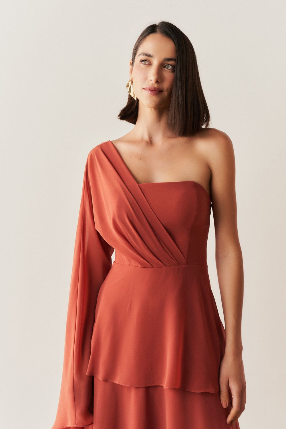 Vestido Longo com Decote Reto, Manga Longa Flare e Saia em Camadas - Austin Terracota