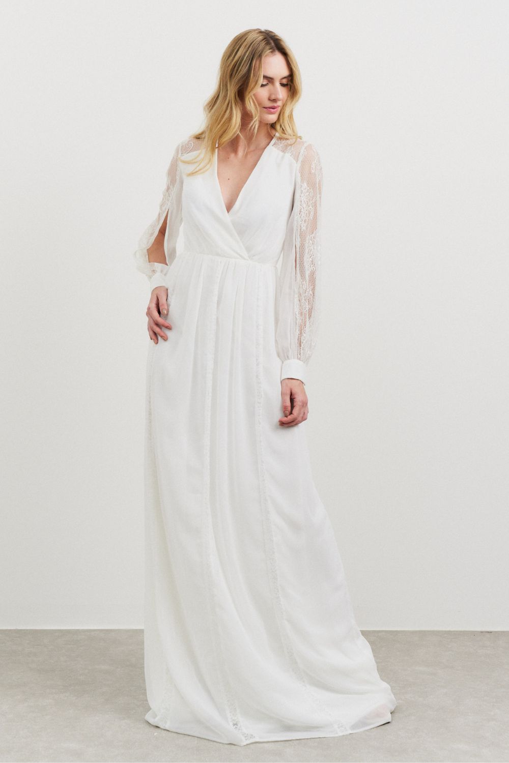 Vestido Longo com Decote V, Manga Longa com Abertura Lateral e Renda - Alessa Off White