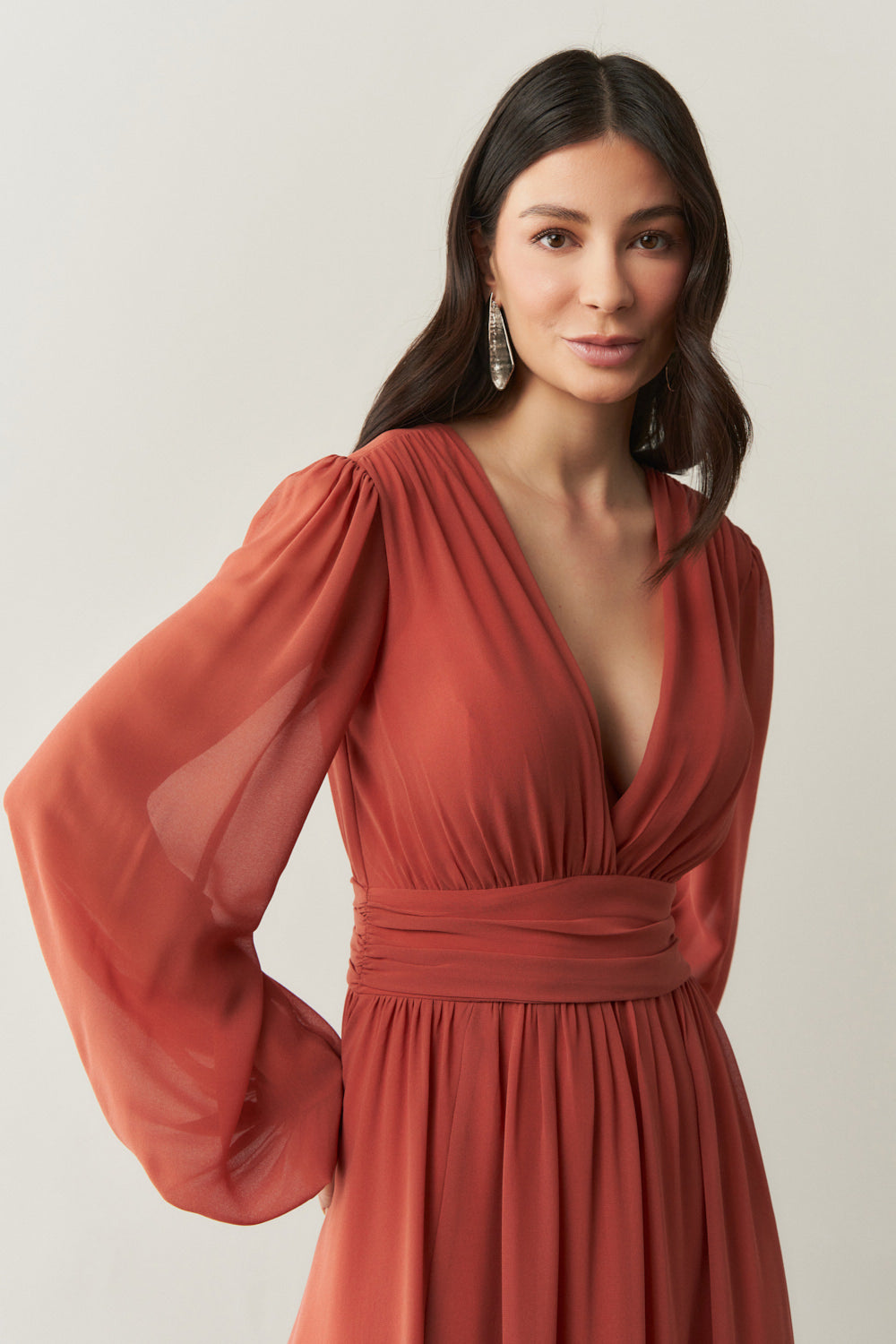 Vestido Longo com Decote V, Manga Longa e Fenda Lateral - Fabíola II Terracota