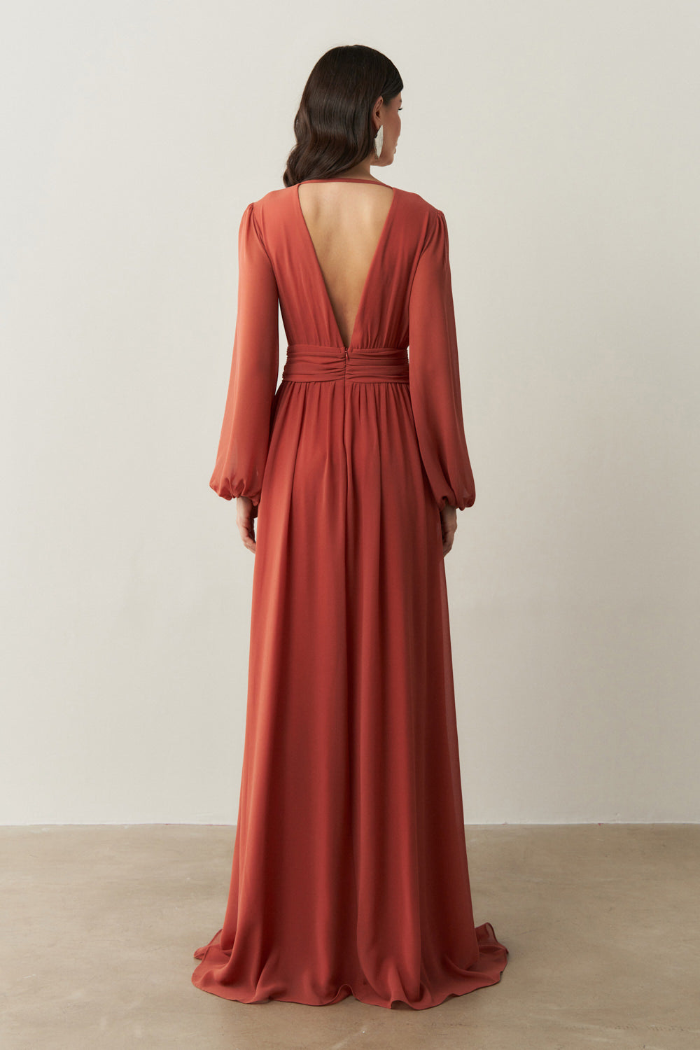 Vestido Longo com Decote V, Manga Longa e Fenda Lateral - Fabíola II Terracota