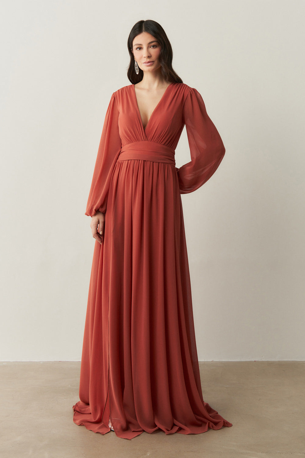 Vestido Longo com Decote V, Manga Longa e Fenda Lateral - Fabíola II Terracota