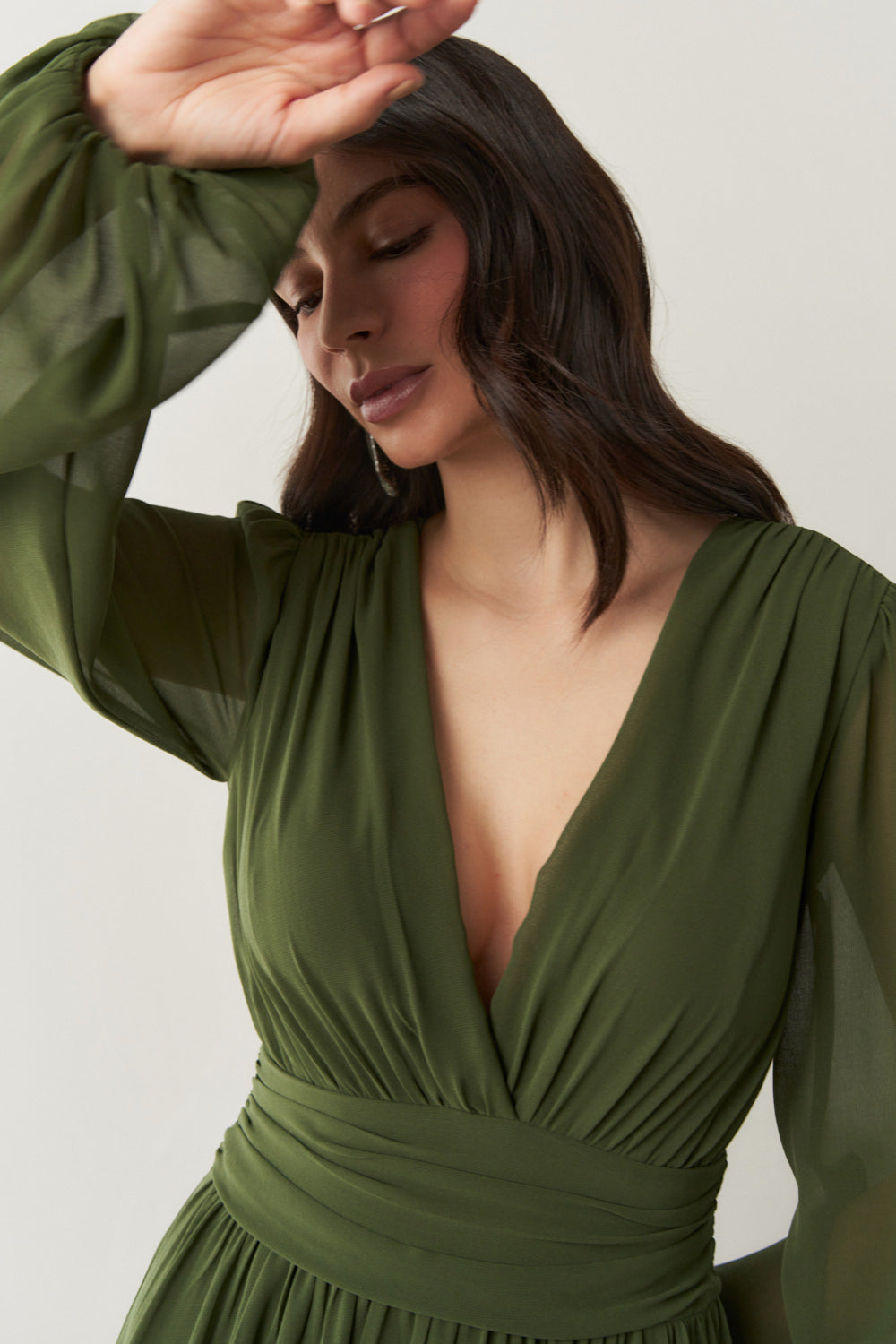 Vestido Longo com Decote V, Manga Longa e Fenda Lateral - Fabíola II Verde Oliva