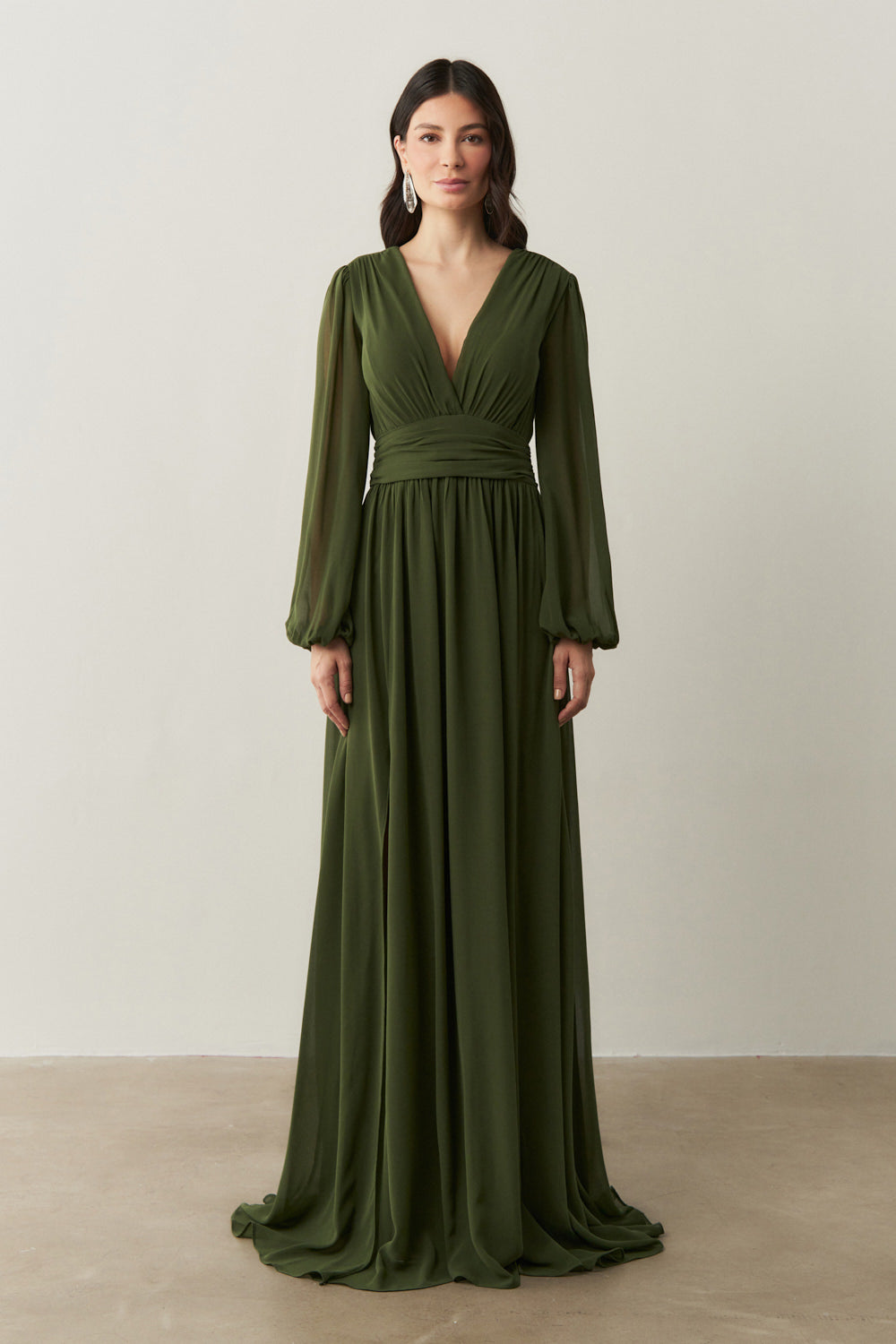 Vestido Longo com Decote V, Manga Longa e Fenda Lateral - Fabíola II Verde Oliva