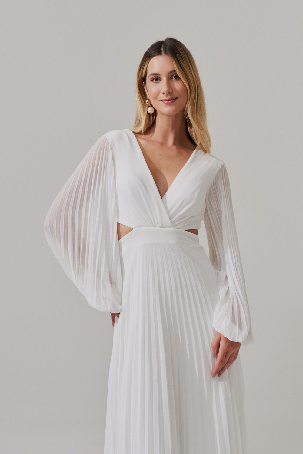 Vestido Longo com Decote V, Manga Longa e Saia Plissada - Bene Off White