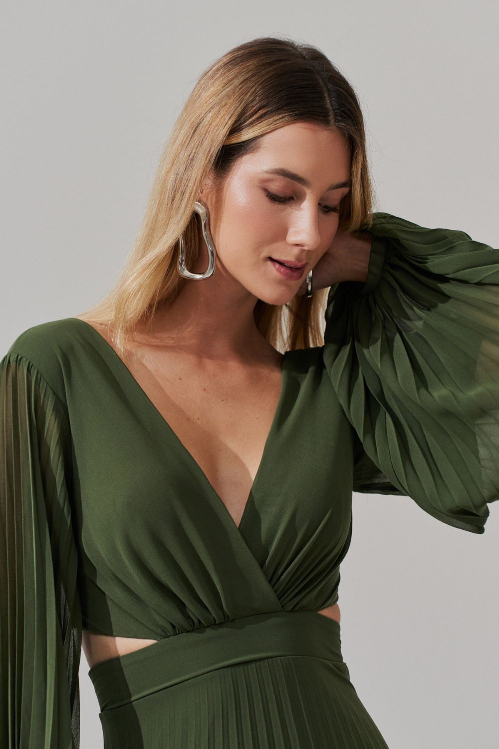 Vestido Longo com Decote V, Manga Longa e Saia Plissada - Bene Oliva