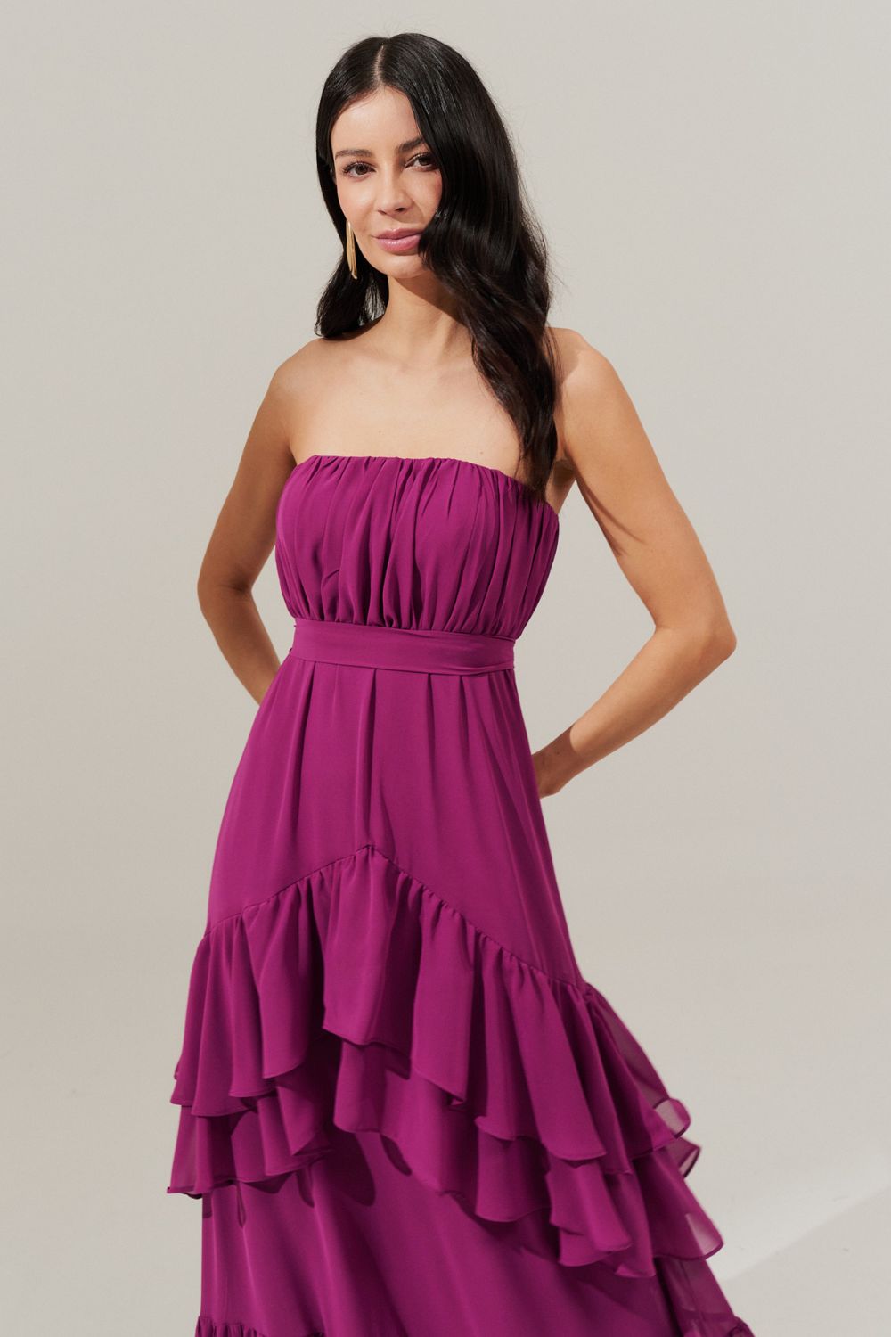 Vestido Longo com Franzidos no Busto, Saia em Babados e Cinto Removível - Salta Fúcsia