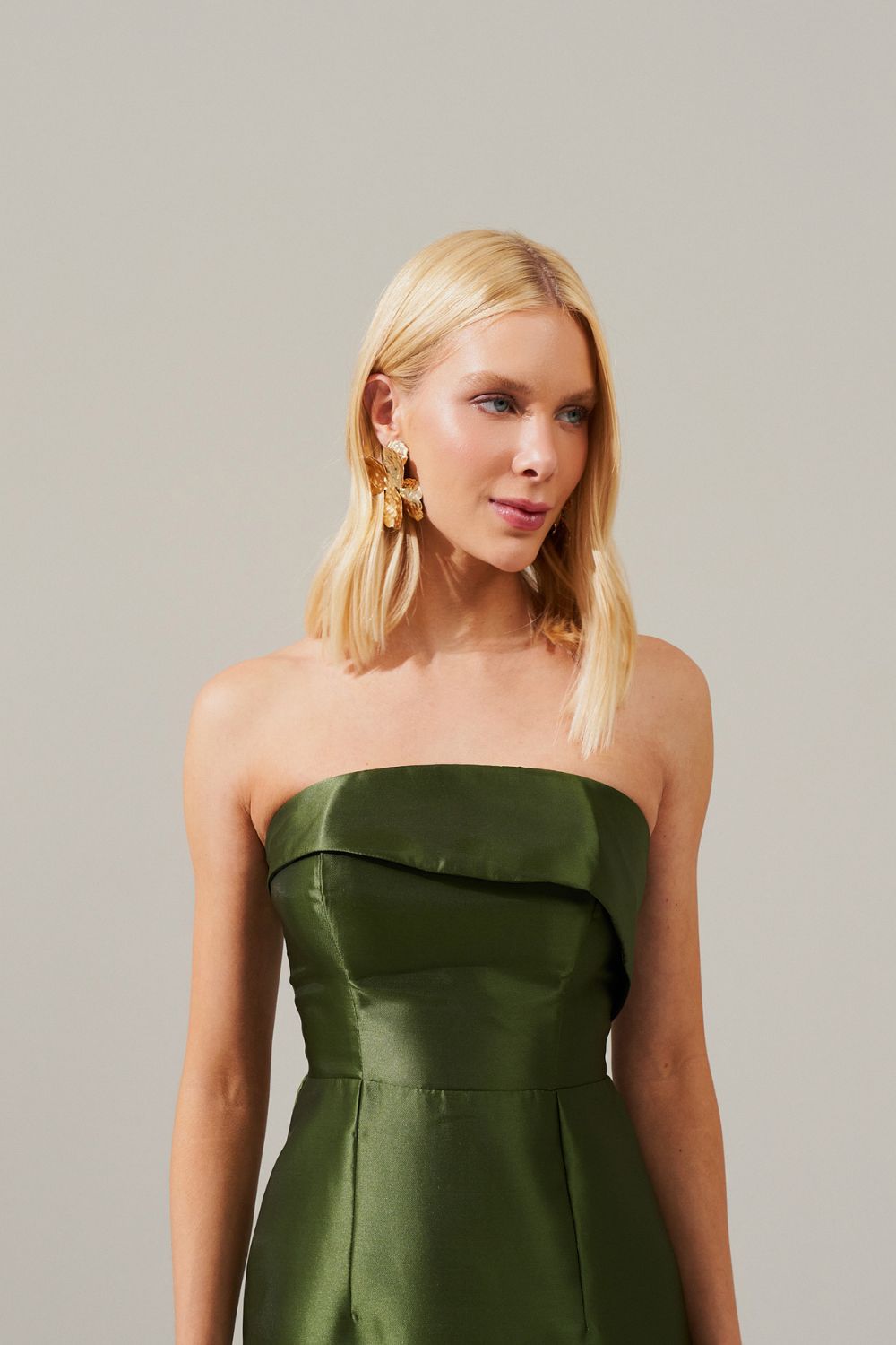 Vestido longo com Pala Assimétrica com Saia Lápis e Fenda traseira - Malásia Oliva