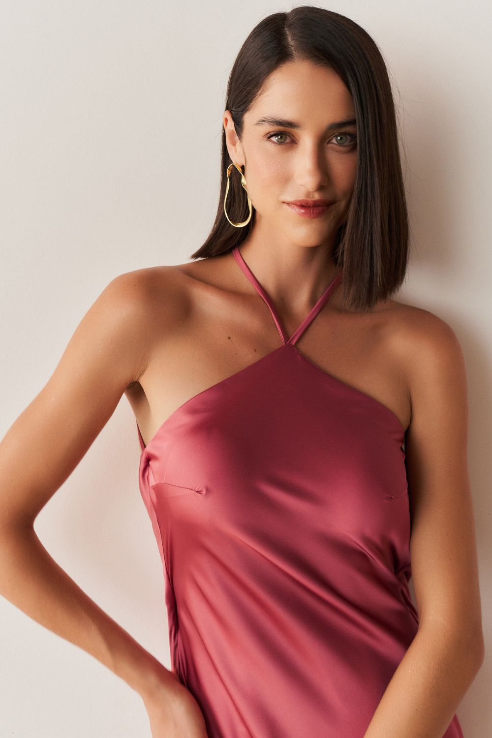 Vestido Long Midi de Cetim com Decote Triangular e Amarração nas Costas - Capri Canela