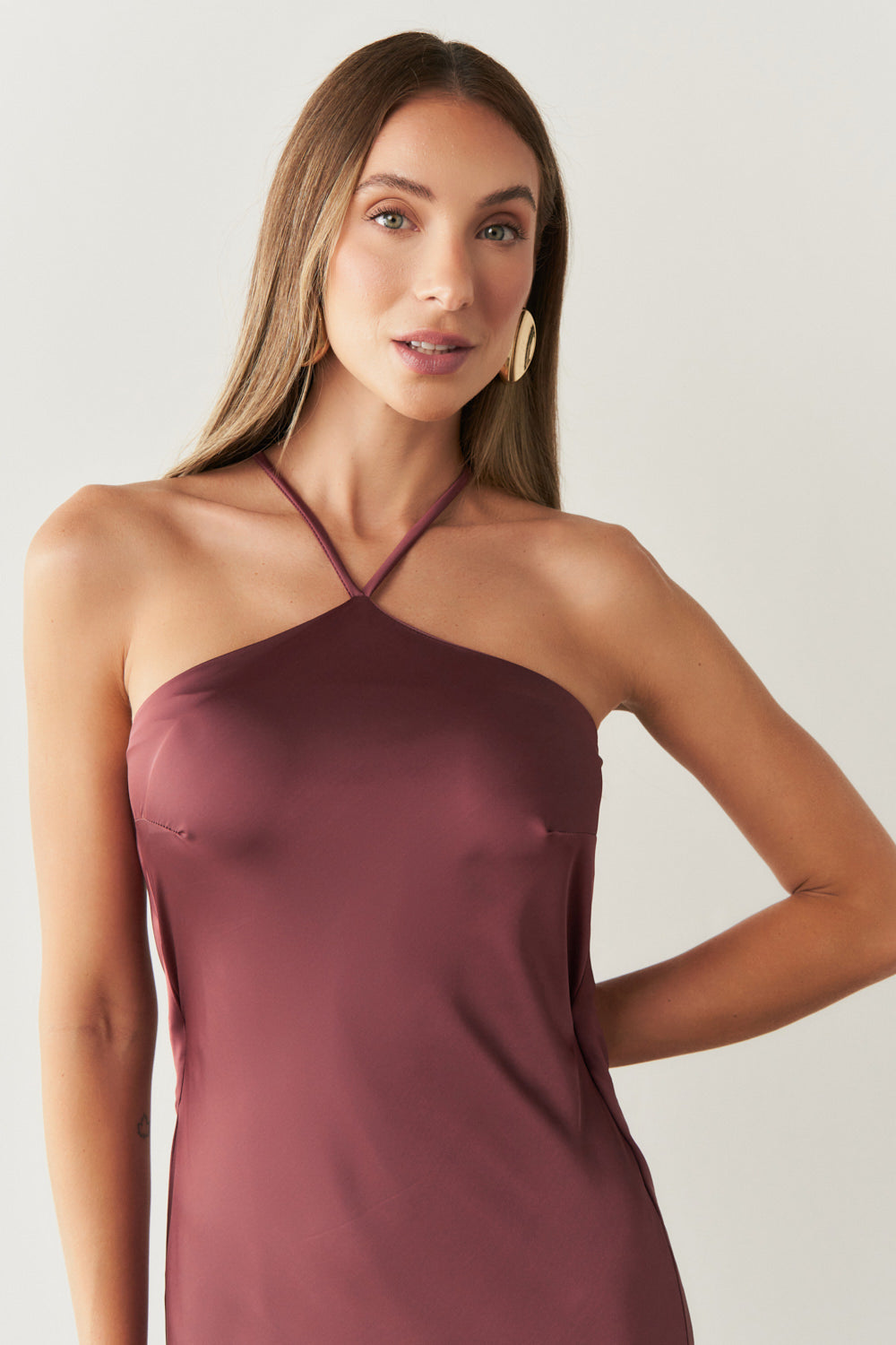 Vestido Long Midi de Cetim com Decote Triangular e Amarração nas Costas - Capri Marsala